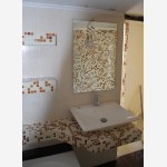 Νιπτήρας ελεύθερος
Πάγκος επενδυμένος με ψηφίδα και ράφια